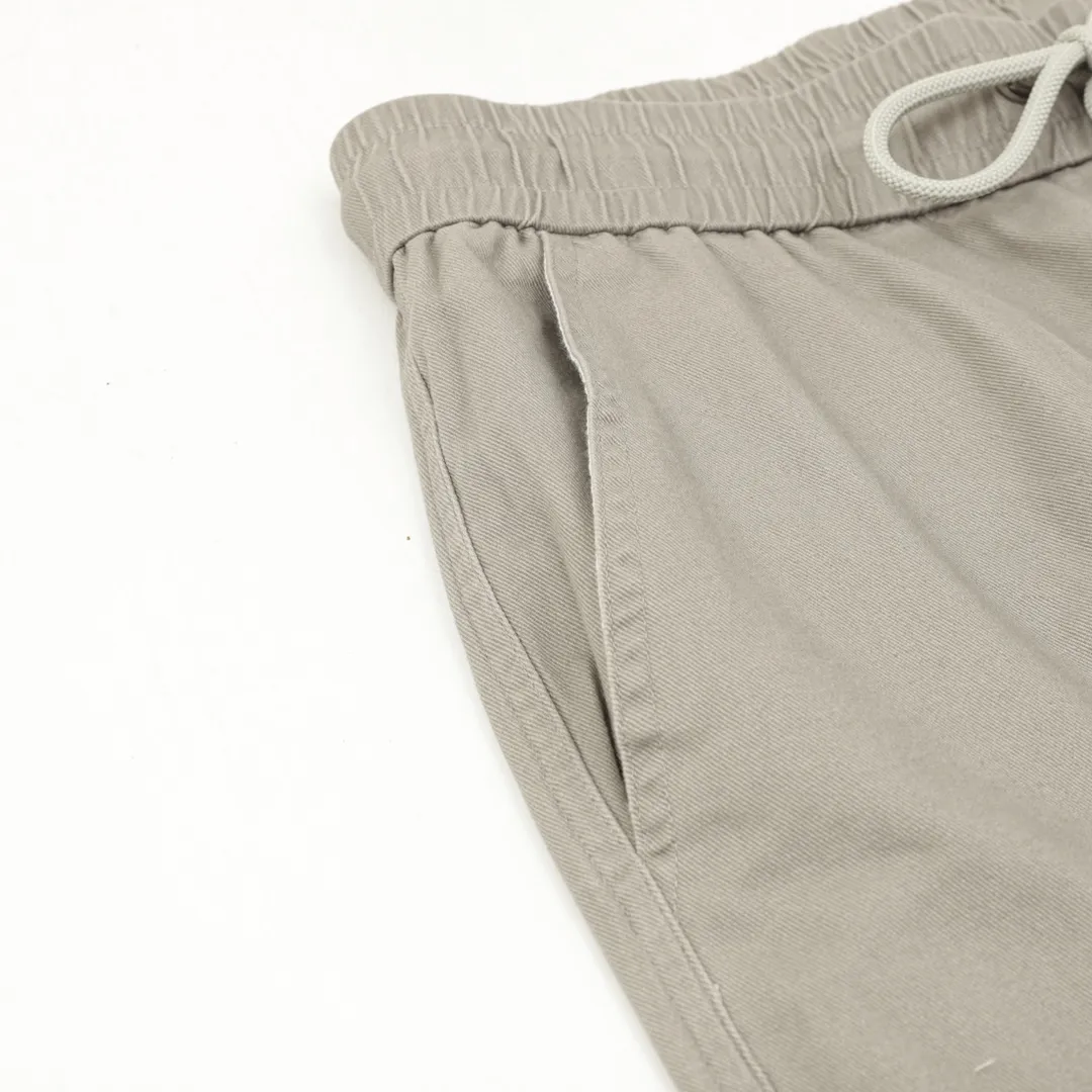 🅿️390 CH/Croxin trousers with pressed leather cross patch embroidery on both sides. The fabric is made of custom woven composite fabric. It is dyed to order and then treated with wool. It is silky and super soft compared to the original version. The fabric texture has clear and obvious strands and great drape. The workmanship is exquisite and meets the foreign trade export standards. The leather cross is embroidered with Sanskrit on both sides of the front. It is fashionable and individual. It is super versatile and good-looking. It is a must-have for fashionable men and women. It is unparalleled in terms of upper body comfort. size：XS-L